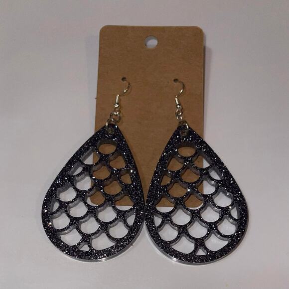 Handmade epoxy resin mermaid scale earrings - dark gunmetal grey glitter - Picture 2 of 4